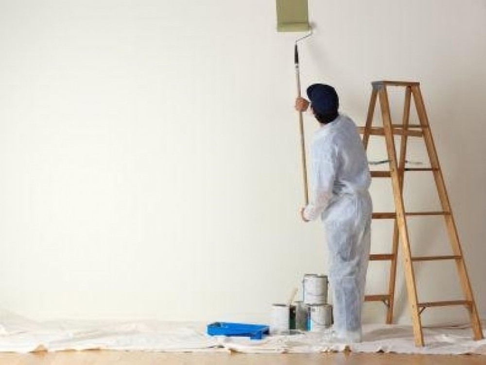 Lăn sơn tường đúng cách sẽ giúp lớp sơn bền màu hơn - Ảnh 3