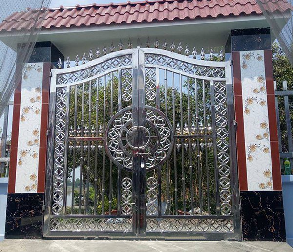Lắp đặt cửa cổng inox 2 cánh nhà anh Dũng tại An Dương Hải Phòng - Ảnh 1
